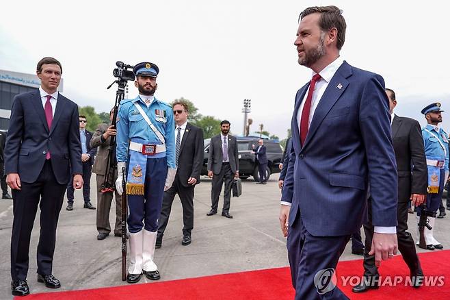 이란과의 휴전 협상이 열리는 파키스탄 이슬라마바드 도착한 JD밴스 미국 부통령 [로이터=연합뉴스. 재판매 및 DB 금지]