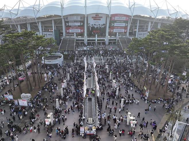 ▲BTS 월드투어 '아리랑' 고양 공연이 열린 11일 고양종합운동장을 찾은 전 세계 아미 팬들로 장사진을 이루고 있다./사진제공=고양시