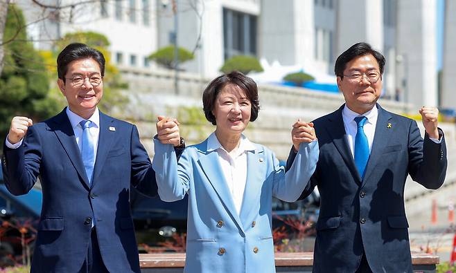 2일 오전 서울시 영등포구 국회의사당 소통관 앞에서 열린 더불어민주당 수도권 광역단체장 후보 원팀 간담회에서 정원오(왼쪽부터)서울시장 , 추미애 경기지사, 박찬대 인천시장 후보가 필승을 다짐하고 있다./전광현 기자 maggie@incheonilbo.com