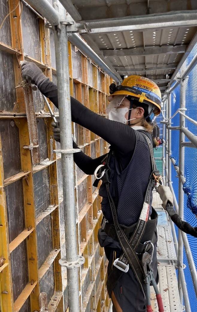 ▲&nbsp;여성 건설노동자로 현장에서 느낀 경험을 통해 오는 6·3 지방선거에 도전장을 낸 진보당 신옥희 후보. /사진제공=후보 측