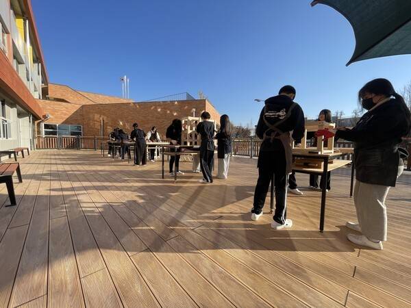 덕양중학교 데크형 야외 학습공간에서 진행되는 기술실 목공 수업.