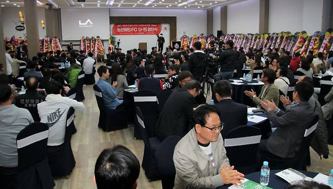 이날 창단식을 축하하기 위해 백성현 논산시장을 비롯해 조용훈 논산시의회 의장, 도시의원, 이홍근 논산시축구협회장, 각급기관단체장, 축구를 사랑하는 사람들의 모임 회장인 가수 김흥국, 국가대표 출신 이태호 감독, 논산출신 염기훈 선수 등이 참석해 자리를 빛냈다.(사진=장병일 기자)