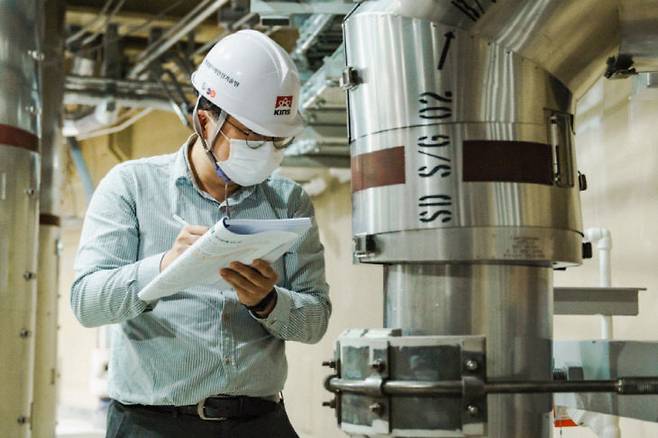 원전 안전을 살피고 있는 KINS 연구진 모습 (사진=KINS 제공)