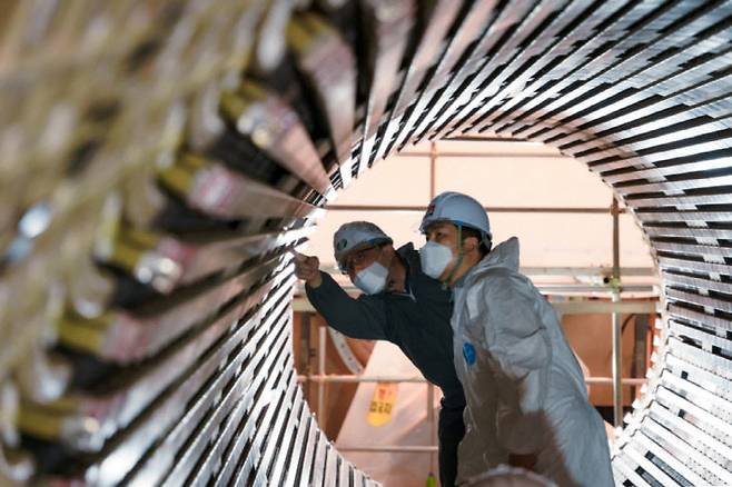 KINS 직원들이 원전 안전 상태를 살펴보고 있다.(사진=KINS 제공)