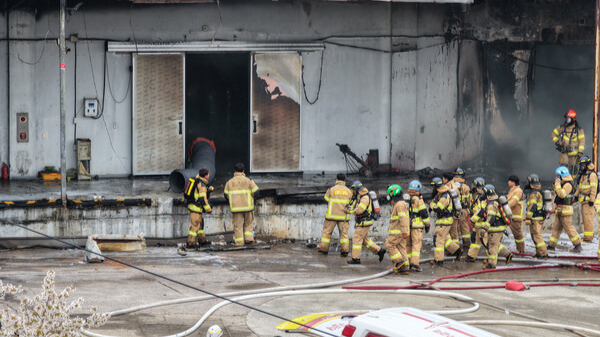 진화와 수색 작업 벌이는&nbsp;소방&nbsp;당국. 연합뉴스