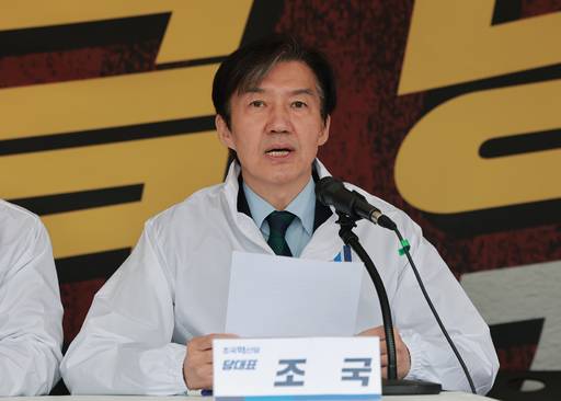 조국혁신당 조국 대표가 9일 국회 본청 앞 정치개혁 촉구 천막농성장에서 열린 최고위원회의에서 발언하고 있다. /연합뉴스