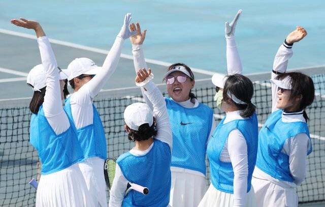 여자 통합부에 출전한 선수들이 파이팅을 외치고 있다. /조현욱 기자