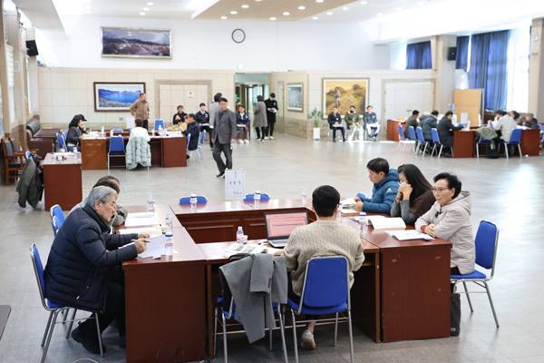 의령군이 '2026년 전국 기초자치단체장 공약이행 및 정보공개 평가'에서 2년 연속 '최우수(SA)'를 받았다. 사진은 주민배심원들의 활동 모습 / 의령군