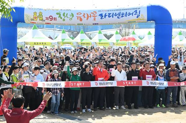 창녕군과 (사)창녕낙동강유채축제위원회, 경남도민일보가 함께한 제9회 창녕 유채꽃 라디엔티어링 행사가 창녕군 남지읍 낙동강변 유채단지에서 열렸다.걷기대회 참가자들이 출발하고 있다./김구연 기자