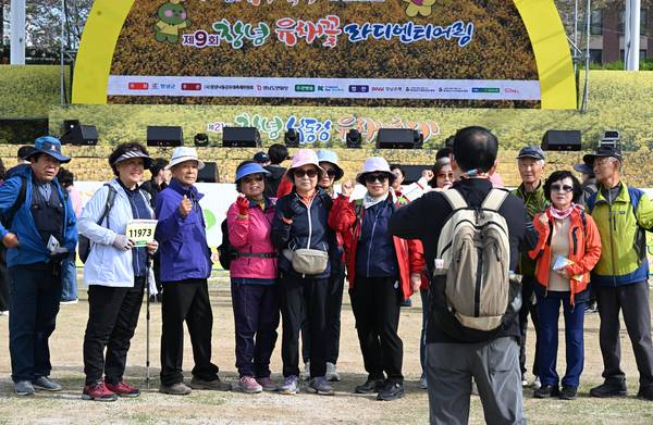 창녕군과 (사)창녕낙동강유채축제위원회, 경남도민일보가 함께한 제9회 창녕 유채꽃 라디엔티어링 행사가 창녕군 남지읍 낙동강변 유채단지에서 열렸다.행사 참석자들이 기념촬영하고 있다./김구연 기자