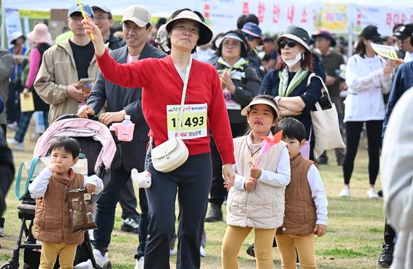 창녕군과 (사)창녕낙동강유채축제위원회, 경남도민일보가 함께한 제9회 창녕 유채꽃 라디엔티어링 행사가 창녕군 남지읍 낙동강변 유채단지에서 열렸다.걷기대회 참가자들이 무용단의 공연을 즐기고 있다./김구연 기자