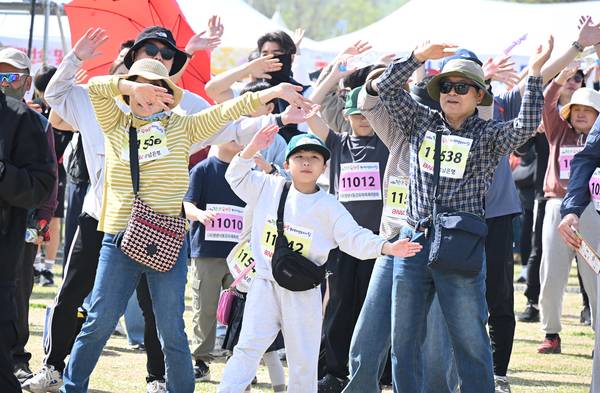 창녕군과 (사)창녕낙동강유채축제위원회, 경남도민일보가 함께한 제9회 창녕 유채꽃 라디엔티어링 행사가 창녕군 남지읍 낙동강변 유채단지에서 열렸다.걷기대회 참가자들이 출발전 몸풀이 체조하고 있다./김구연 기자