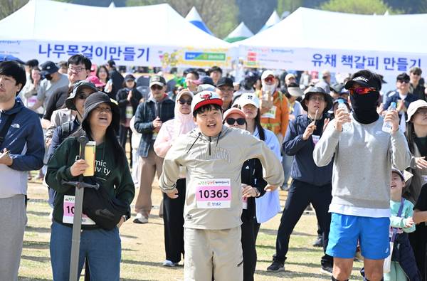 창녕군과 (사)창녕낙동강유채축제위원회, 경남도민일보가 함께한 제9회 창녕 유채꽃 라디엔티어링 행사가 창녕군 남지읍 낙동강변 유채단지에서 열렸다.걷기대회 참가자들이 출발전 몸풀이 체조하고 있다./김구연 기자