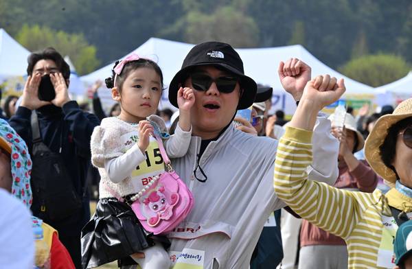 창녕군과 (사)창녕낙동강유채축제위원회, 경남도민일보가 함께한 제9회 창녕 유채꽃 라디엔티어링 행사가 창녕군 남지읍 낙동강변 유채단지에서 열렸다.걷기대회 참가자들이 무용단의 공연을 즐기고 있다./김구연 기자