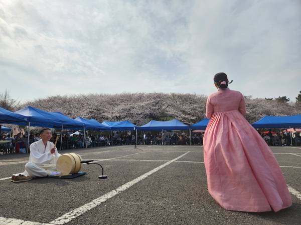 지난달 29일 사천 선진리성 주차장 일대에서 '2026 사천무형유산축제'가 열리고 있다. 경상남도 무형유산 '판소리(수궁가)' 이윤옥(오른쪽) 보유자 후보가 경상남도 무형유산 '판소리고법' 이용희 보유자 후보, 청중과 함께 <수궁가>를 연행하고 있다. /류민기 기자