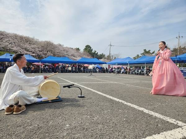 지난달 29일 사천 선진리성 주차장 일대에서 '2026 사천무형유산축제'가 열리고 있다. 경상남도 무형유산 '판소리(수궁가)' 이윤옥(오른쪽) 보유자 후보가 경상남도 무형유산 '판소리고법' 이용희 보유자 후보와 함께 <수궁가>를 연행하고 있다. /류민기 기자
