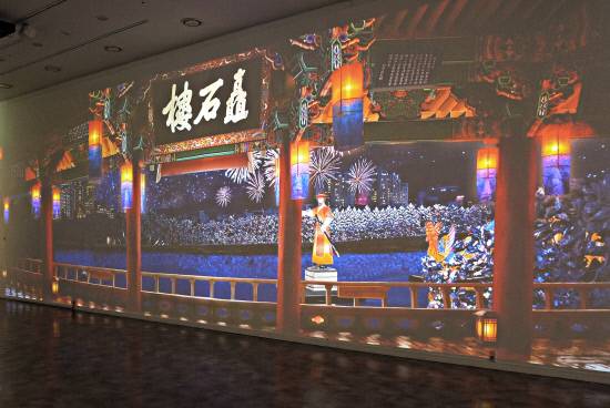 진주시립이성자미술관에서 열리는 촉석루 특별 미디어아트 전시 한 장면. 백지영기자