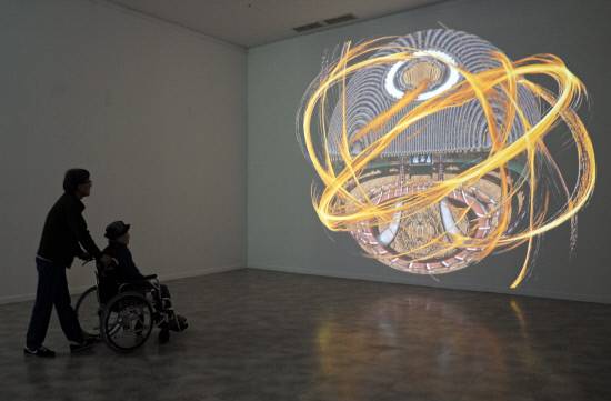 12일 오후 진주시립이성자미술관을 찾은 관람객이 촉석루 특별 미디어아트 전시를 살펴보고 있다. 백지영기자