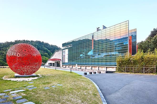 포항시가 공모 중인 장두건미술상 상금이 6년째 800만 원에 머물러 현실화 필요성이 제기되고 있다. 사진은 포항시립미술관 전경. <사진은 특정기사와 상관없음> /포항시립미술관 제공