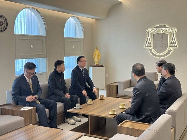 더불어민주당 김부겸 대구시장 예비후보가 지난 10일 천주교 대구대교구 대주교를 예방하고 있다. 후보 측 제공