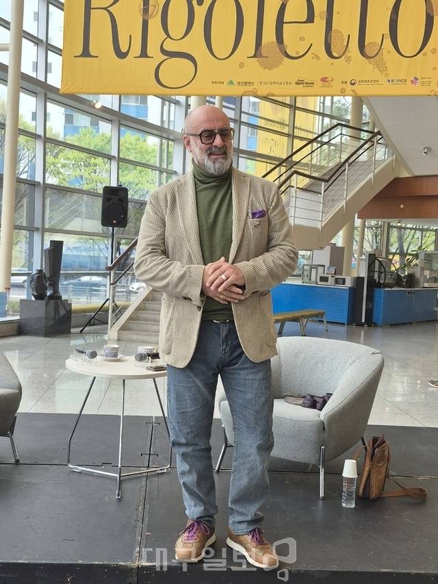 오페라 '리골레토' 연출을 맡은 다비데 리베르무어가 오픈 인터뷰에 앞두고 기념사진을 찍고 있다. 송태섭 기자