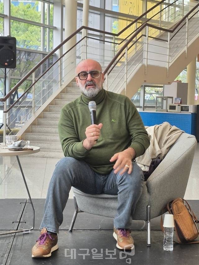 다비데 리베르무어가 대구오페라하우스에서 열린 오픈 인터뷰에서 작품에 대해 설명을 하고 있다. 송태섭 기자