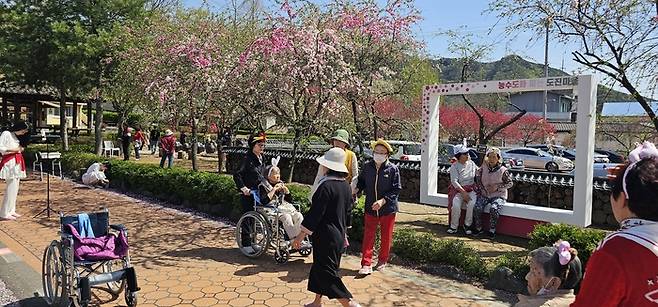 도진리는 어르신들의 봄 나들이 장소로도 인기를 모으고 있다. <석현철 기자>