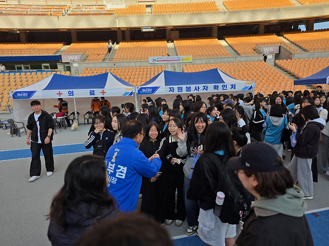 더불어민주당 대구시장 후보에 공천을 받은 김부겸 전 국무총리가 12일 대구스타디움에서 시민들과 만나고 있다. <김부겸 캠프 측 제공>