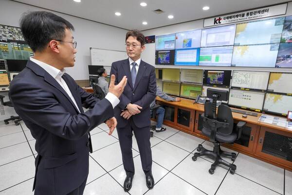 KT 박윤영 대표가 KT국제통신센터의 국제해저케이블 통합관제센터에서 국제해저케이블 데이터 트래픽 운용 상황 점검하고 있다.[출처=KT]