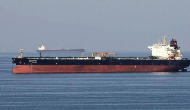 호르무즈 해협 통과하는 유조선. [사진=연합뉴스]
