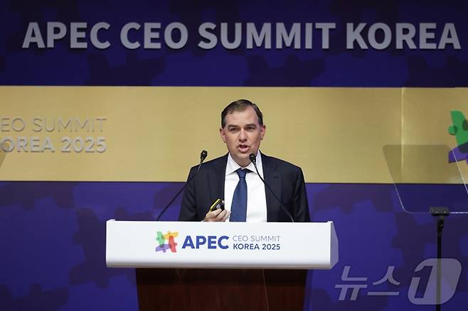 맷 가먼 AWS CEO가 29일 경북 경주 경주예술의전당에서 열린 '2025 APEC CEO 서밋'에서 'AI 주도 경제'를 주제로 연설하고 있다.