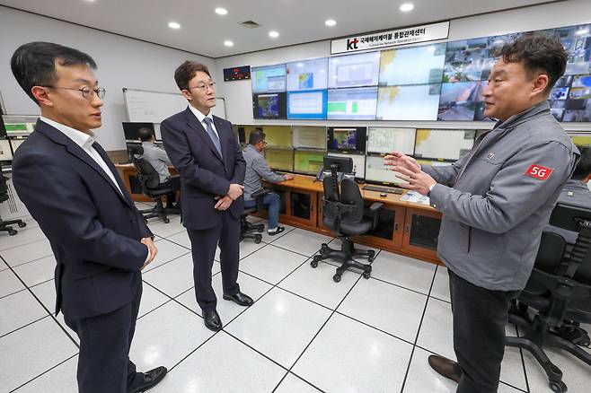 KT 박윤영 대표가 KT국제통신센터의 국제해저케이블 통합관제센터에서 국제해저케이블 데이터 트래픽 운용 상황 점검하고 있다.(사진=KT)
