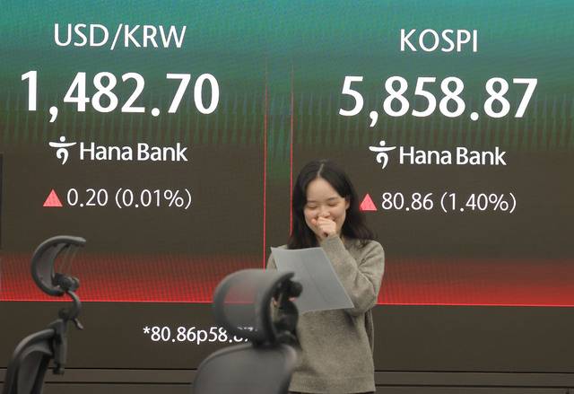 10일 오후 서울 중구 하나은행 딜링룸에서 딜러들이 업무를 보고 있다. /연합뉴스