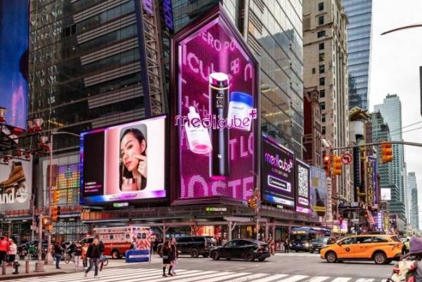 에이피알 뷰티 브랜드 메디큐브의 미국 뉴욕 타임스퀘어 옥외광고./사진=에이피알 제공