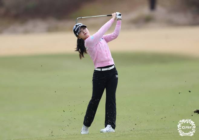 이예원의 아이언 샷.(사진=KLPGT 제공)