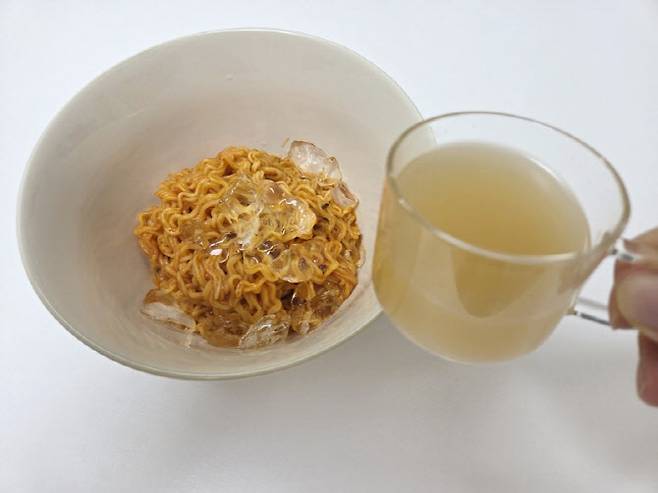 매콤새콤한 비빔밀면과 함께 제공되는 온육수.