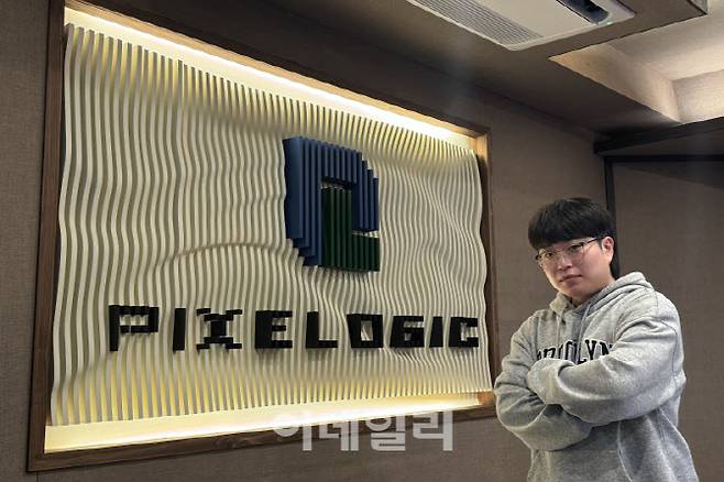 오건우 성우가 서울 마포구에 위치한 픽셀로직 스튜디오에서 인터뷰 전 포즈를 취하고 있다.(사진=최희재 기자)