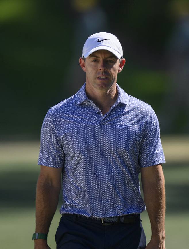 로리 매킬로이가 마스터스 3라운드 6번홀에서 티샷을 끝낸 뒤 굳은 표정으로 이동하고 있다. (사진=ANGC)