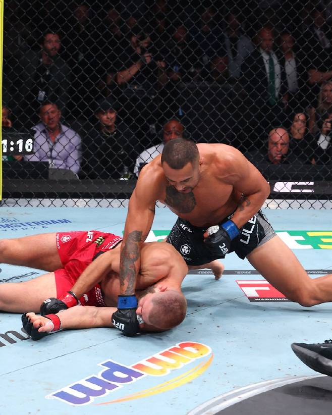 카를로스 울버그(오른쪽)가 쓰러진 유리 프로하스카에게 파운딩 펀치를 퍼붓고 있다. 사진=UFC