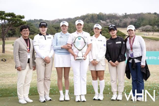 12일 끝난 iM금융오픈에서 우승을 차지한 김민솔이 두산건설 오세욱 상무(왼쪽), 구단 관계자들과 기념 촬영을 하고 있다.