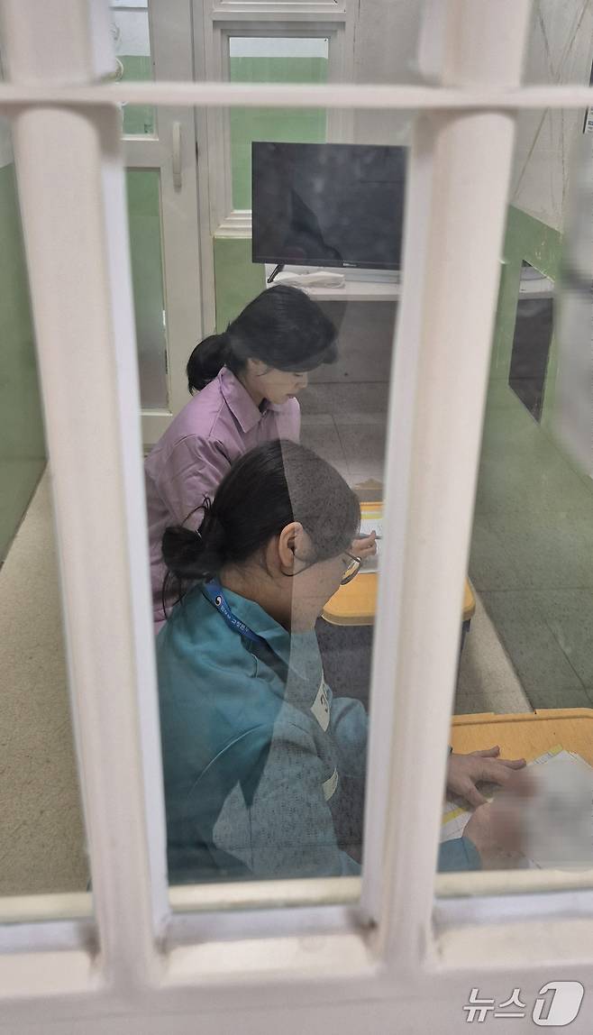 경기 화성직업훈련교도소 여성 수용동의 한 독거실(1인실) 모습. 수용 인원 과밀로 정원 1명인 방에 수용자 2명이 들어가는 상황도 종종 발생한다.  <뉴스1> 취재진이 직접 방 안에 들어가보니 두 명이 앉아 책상을 두면 남는 공간이 거의 없었다.  2026.3.6 (법무부 제공)