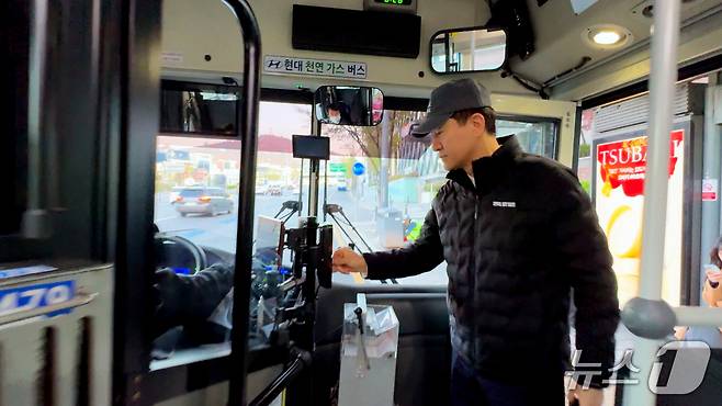 오세훈 서울시장이 출근길 472번 버스에 올라타 버스카드를 찍고 있다.