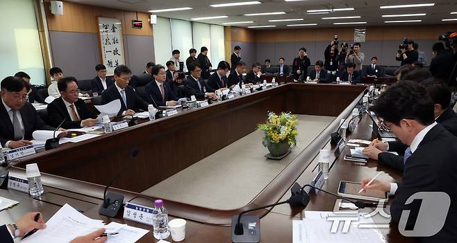 이억원 금융위원장이 7일 오후 서울 종로구 세종대로 정부서울청사에서 중동상황 피해업종 관련 산업·금융권 간담회에서 모두 발언을 하고 있다. 이날 회의에는 석유화학업계, 정유업계, 정책금융기관, 시중은행 대표등이 참석했다. 2026.4.7 ⓒ 뉴스1 김명섭 기자