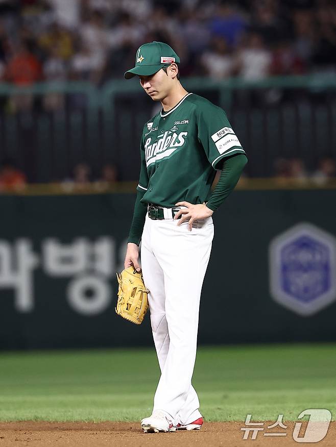 5일 인천 SSG랜더스필드에서 열린 '2025 신한 SOL 뱅크 KBO리그' 롯데 자이언츠와 SSG 랜더스의 경기, SSG 안상현이 6회초 2사 1,2루 상황에서 롯데 박찬형의 3점 홈런이 터지자 아쉬워하고 있다. 2025.9.5 ⓒ 뉴스1 김성진 기자