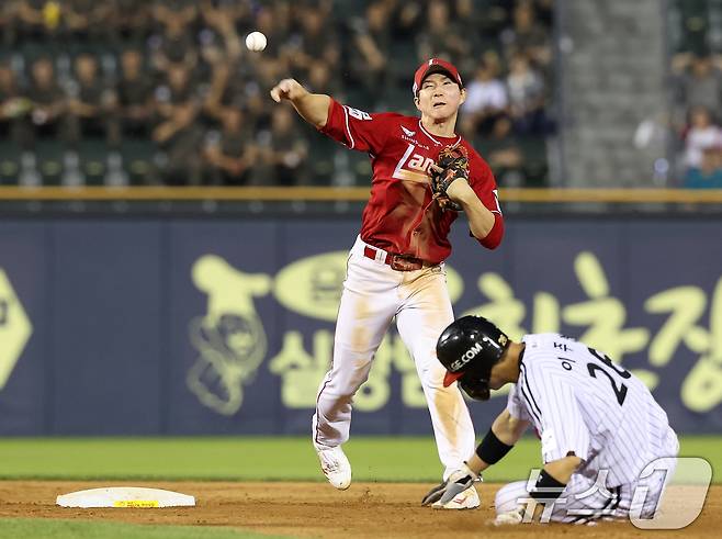 12일 오후 서울 송파구 잠실야구장에서 열린 프로야구 '2025 신한 SOL뱅크 KBO 리그' SSG 랜더스와 LG 트윈스의 경기, 4회말 무사 만루 LG 이영빈의 내야땅볼 때 타구를 잡은 SSG 2루수 정준재가 병살아웃 만들어내고 있다. 그 사이 3루에 있던 송찬의 득점 성공. 2025.6.12 ⓒ 뉴스1 이동해 기자