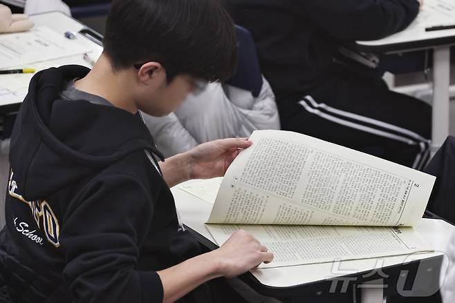 올해 첫 전국 단위 모의고사인 2027학년도 3월 전국연합학력평가(학력평가)가 치러진 24일 오전 서울 서초구 반포고등학교 3학년 교실에서 학생들이 시험지를 받고 검사하고 있다. 2026.3.24 ⓒ 뉴스1 사진공동취재단