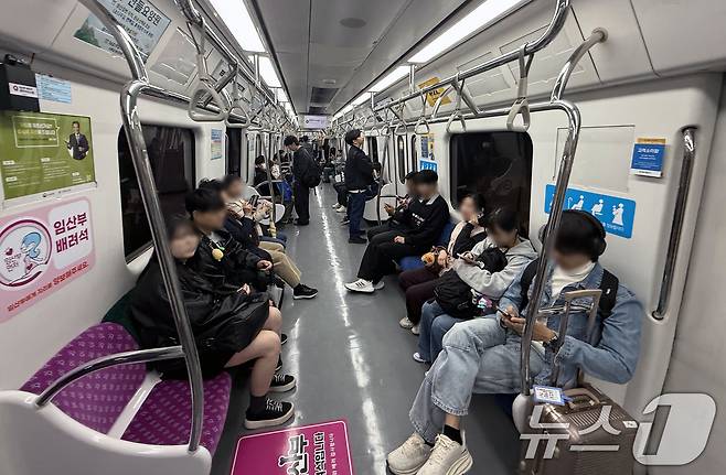 지난 10일 오후 6시쯤 광주 도시철도 2호선을 이용하고 있는 승객들의 모습. 2026.4.12 ⓒ 뉴스1 이수민 기자