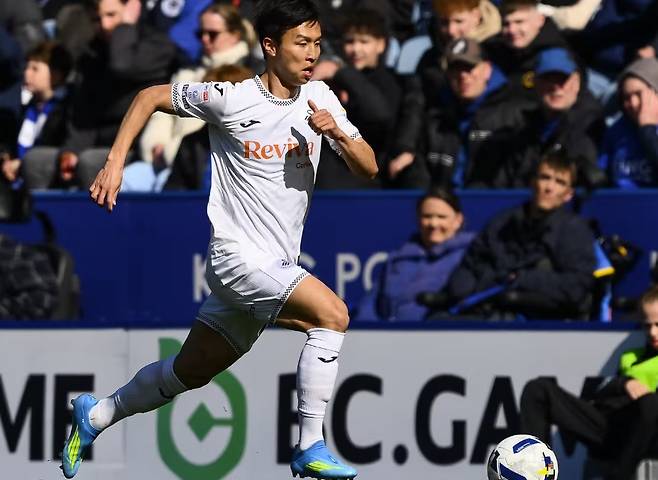 드리블 돌파하는 엄지성(스완지 제공)