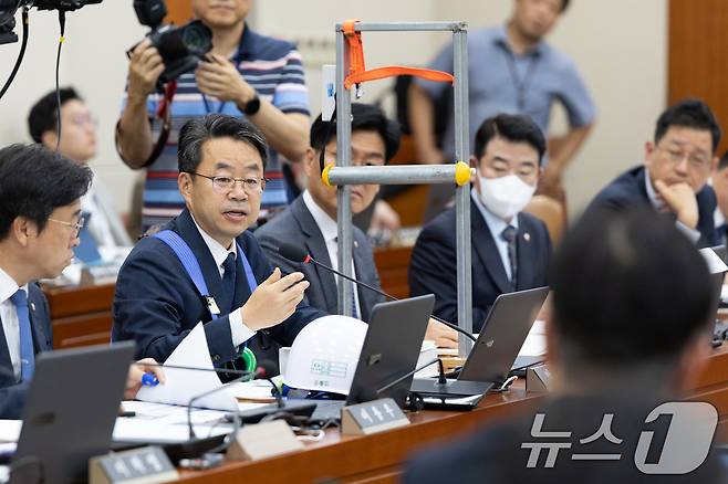 15일 서울 여의도 국회에서 열린 기후에너지환경노동위원회 고용노동부 등에 대한 국정감사 박홍배 더불어민주당 의원이 스마트 안전고리 장비를 올려놓고 질의하고 있다. 2025.10.15 ⓒ 뉴스1 이승배 기자