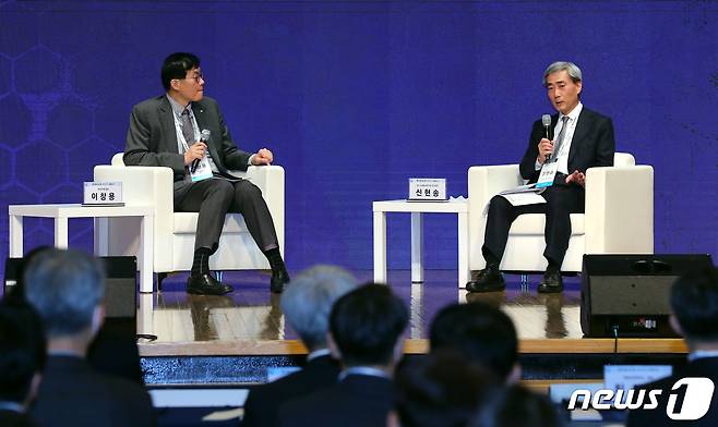 이창용 한국은행 총재가 신현송 신임 한국은행 총재 후보자(당시 BIS 경제보좌관 겸 조사국장)과 대담을 나누고 있다. 2023.2.1 ⓒ 뉴스1 김진환 기자